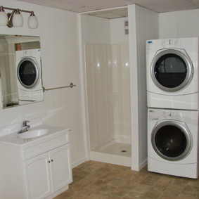 Baignoire spacieuse avec deux machines à laver