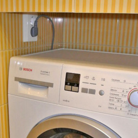 Çamaşır makinesi ile bir niş içinde çift soket