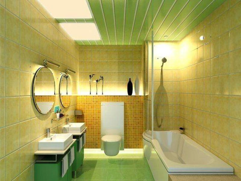 Gaiši zaļi PVC paneļi uz modernas vannas istabas griestiem