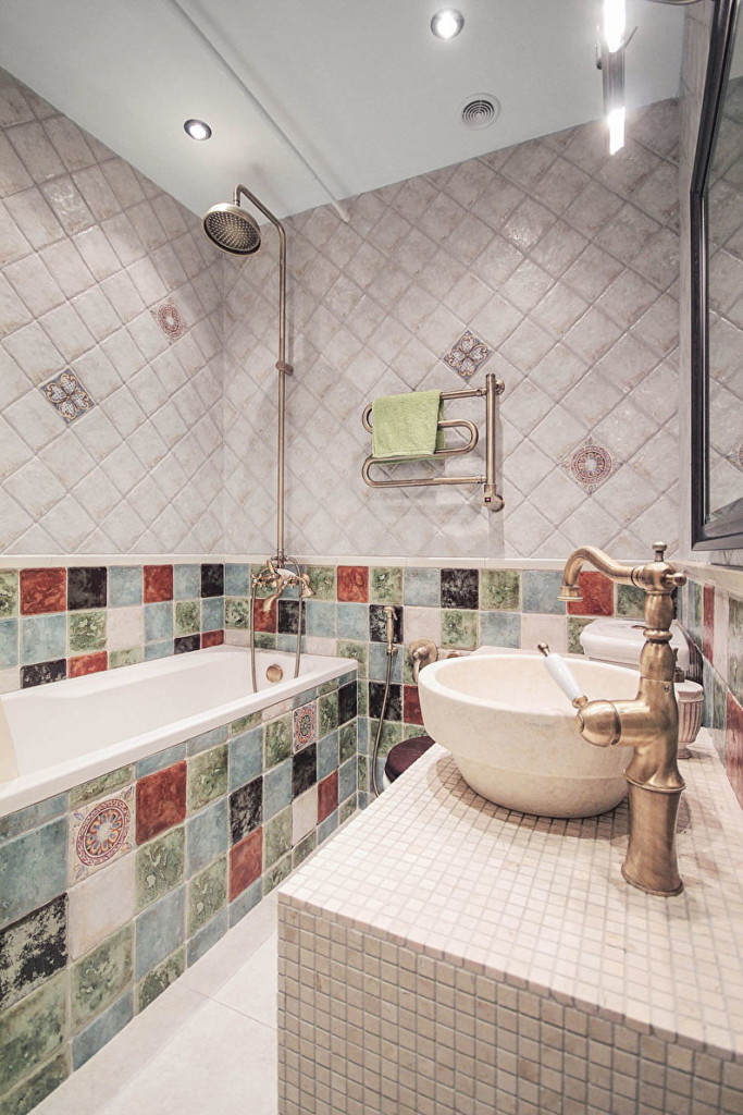 Pose diagonale de carreaux sur le mur de la salle de bain dans le style du classique