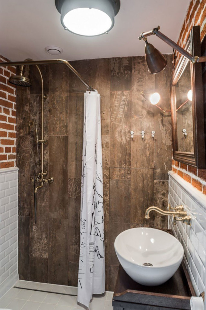 Mur en bois dans une salle de bain de style loft compact