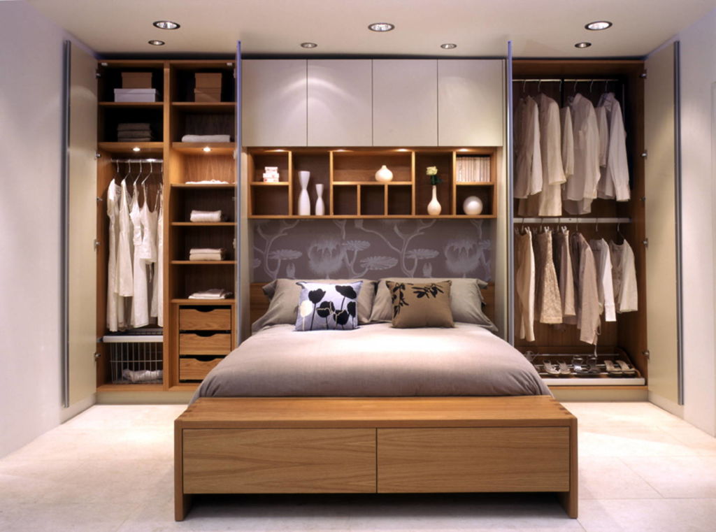 خزانة الملابس على السرير في الصورة تصميم غرفة النوم