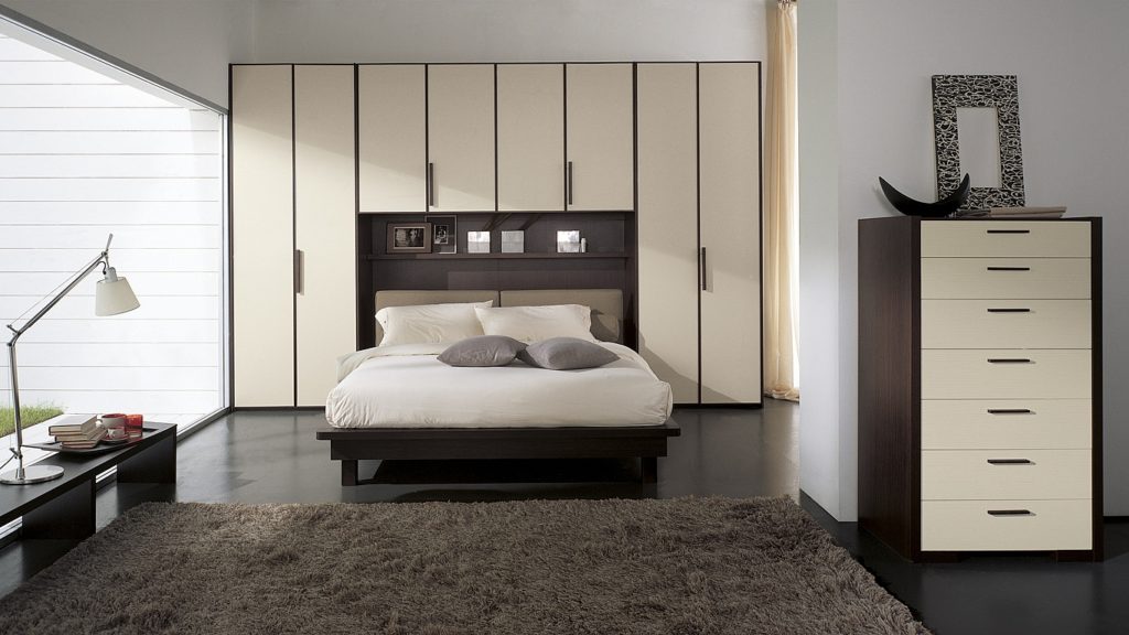 armoire sur le lit dans les idées de conception de la chambre