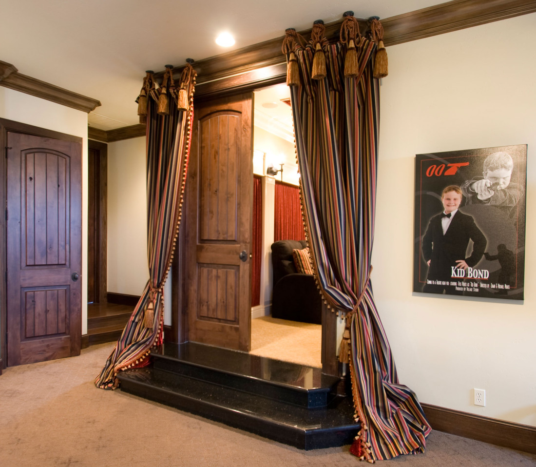 rideaux dans le couloir dans une photo d'intérieur de maison privée