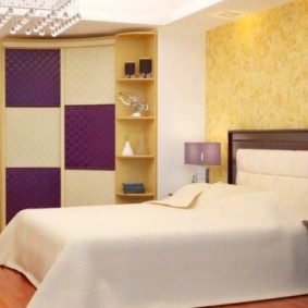 חדר שינה עם תצלום עיצוב ארון בגדים