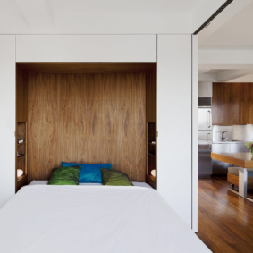 armoires sur le lit dans les idées de conception de la chambre
