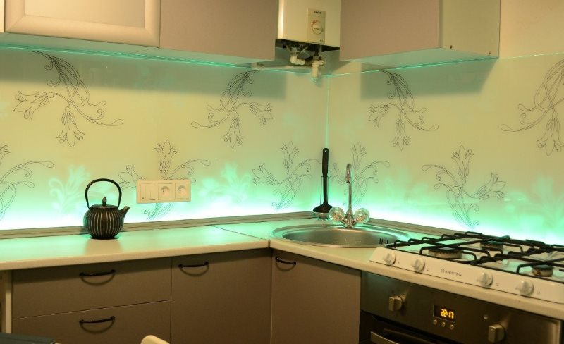 Iluminarea decorativă a șorțului de bucătărie din sticlă
