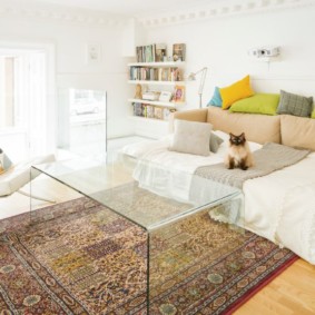 chambre-salon 18 m² meubles en verre