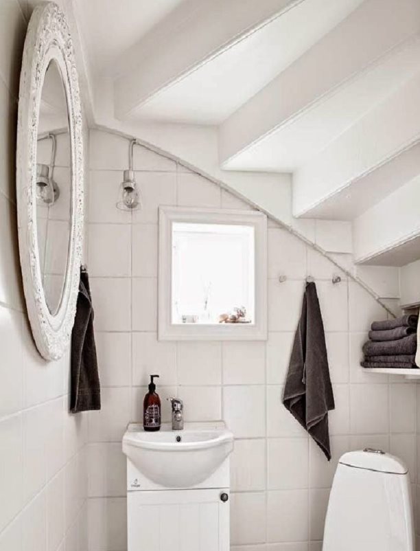 Escalier peint jusqu'au plafond des toilettes