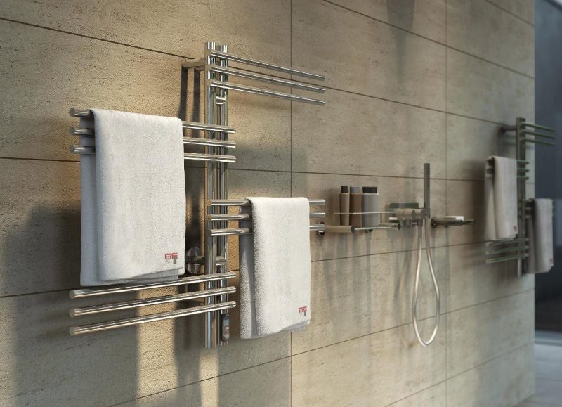 Sèche-serviettes sur le mur de la salle de bain