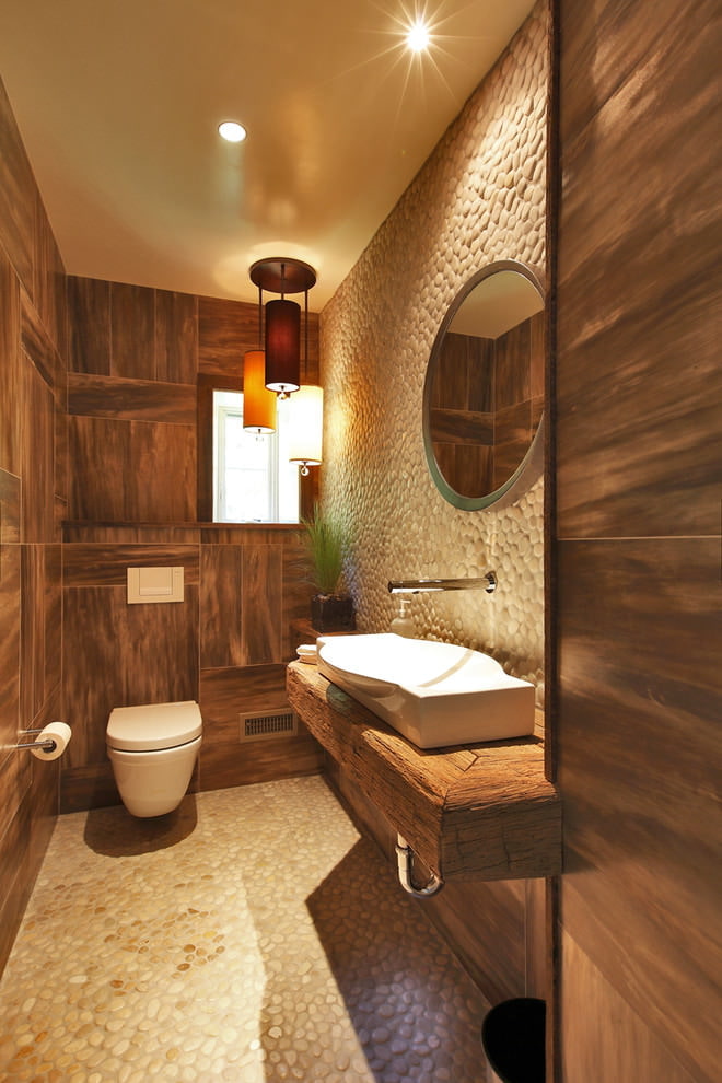 תקרה בהירה בשירותים עם ציפוי קיר עץ