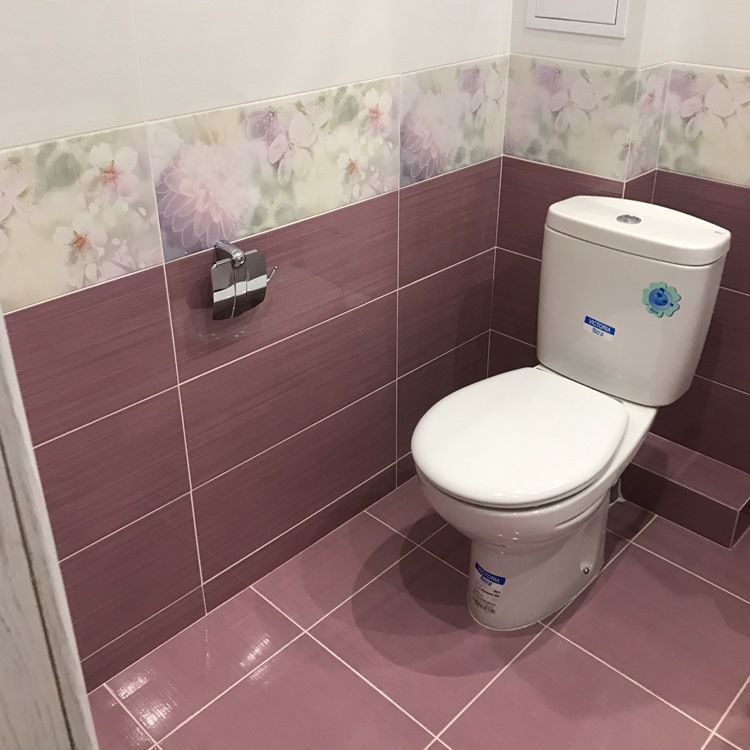 Toilettes blanches compactes dans les toilettes de Khrouchtchev