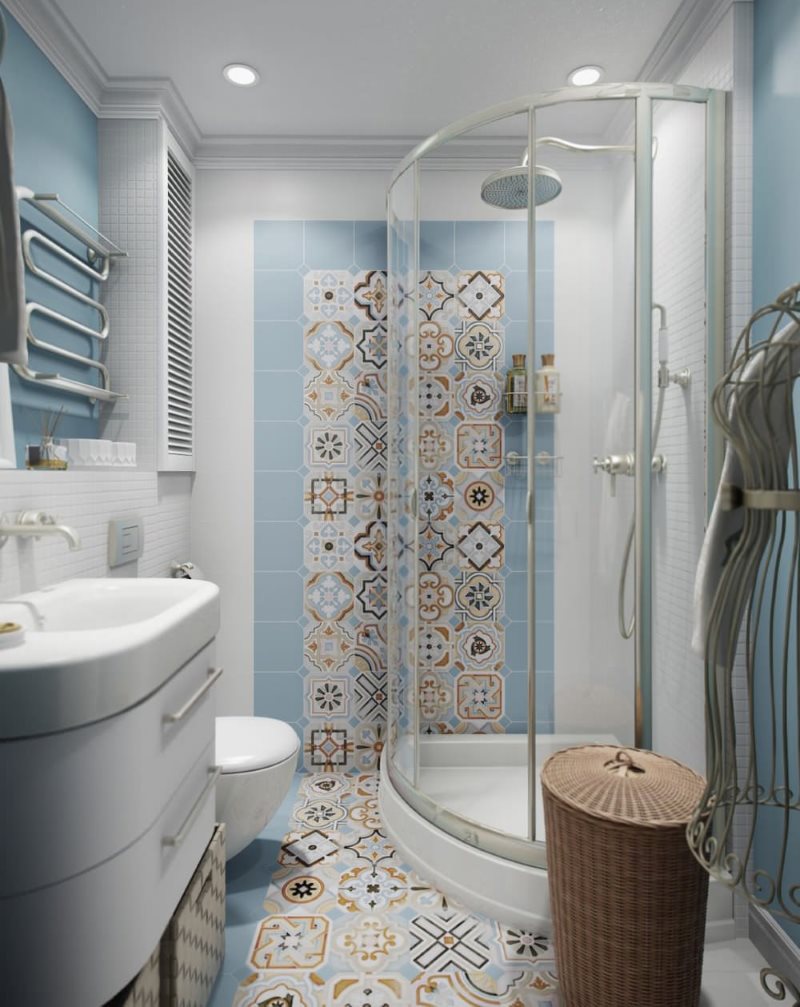 Cabină de duș unghiulară într-o baie modernă