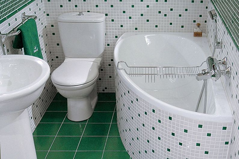 Bañera compacta de esquina al lado del inodoro