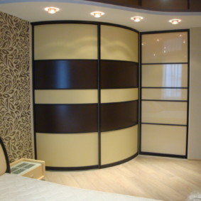 ארון בגדים בפינה בתמונה בעיצוב חדר השינה