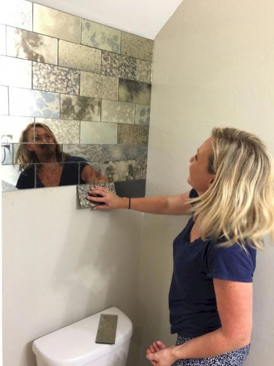 Décor de carreaux de mur miroir sur les toilettes