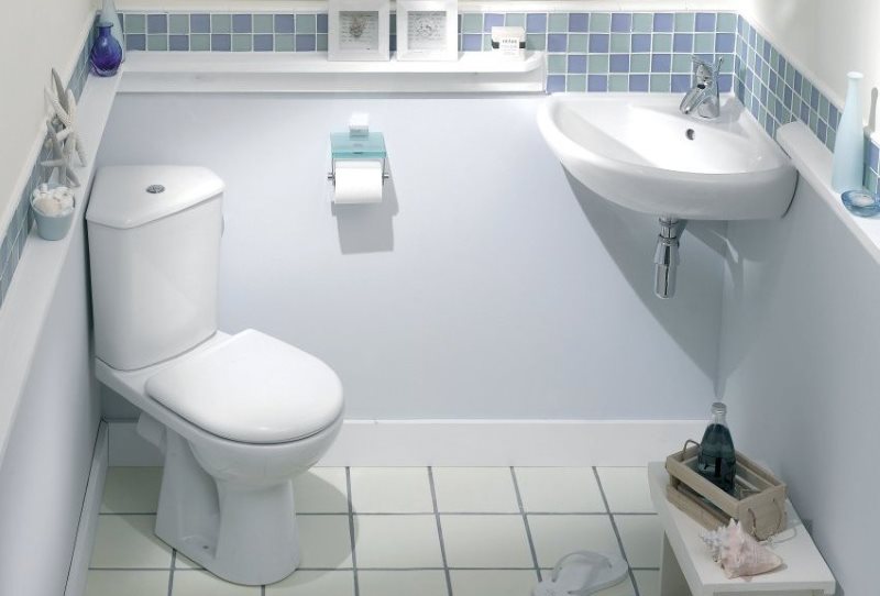 Toilette d'angle dans la salle de bain de Khrouchtchev