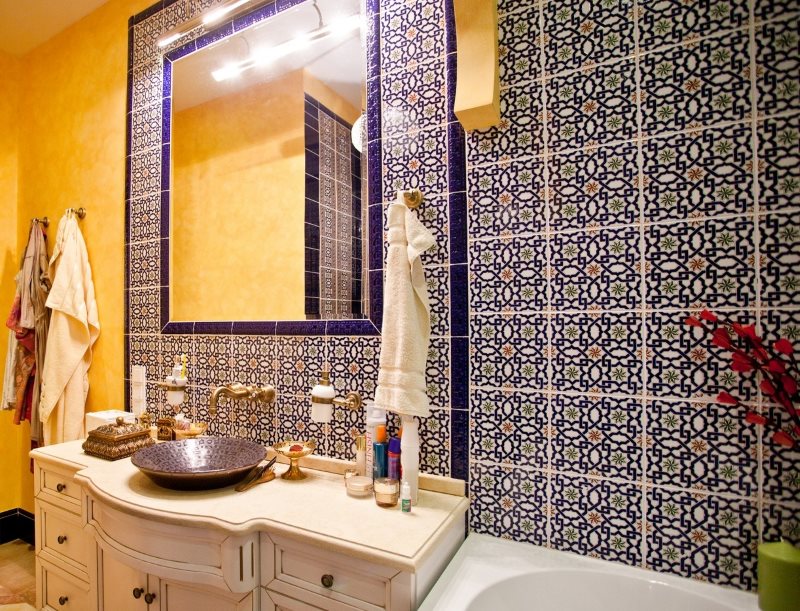 Skaists vannas istabas dekors ar flīzēm