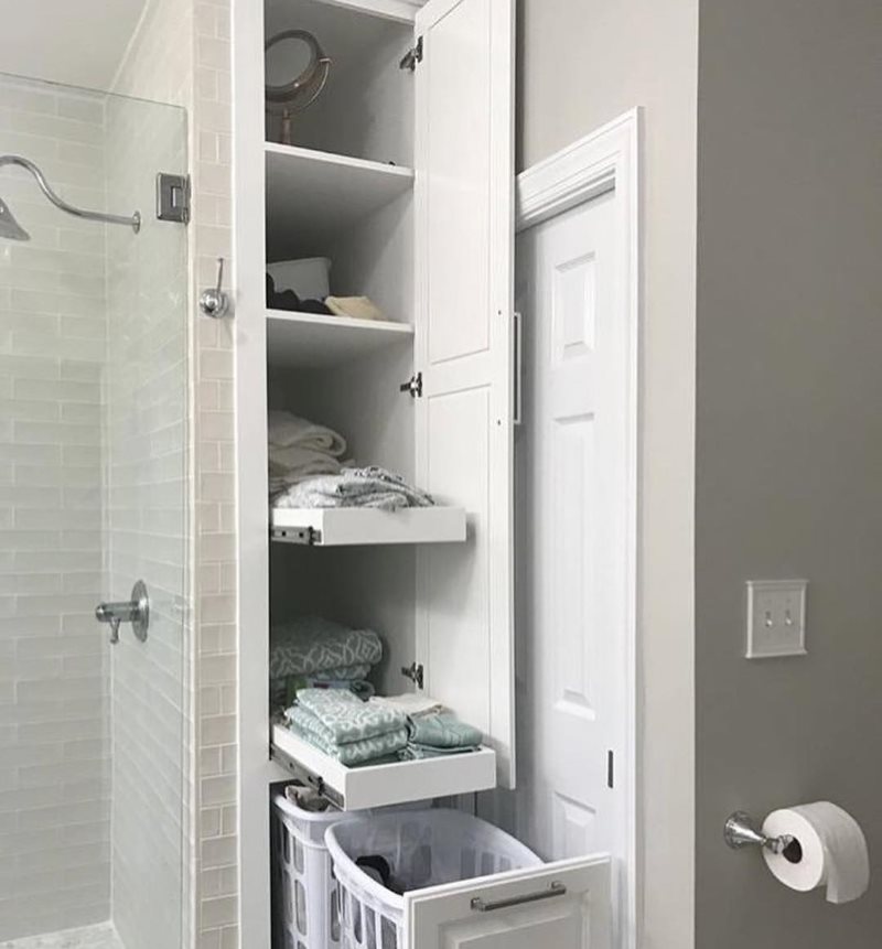Armoire verticale avec tiroirs dans la salle de bain