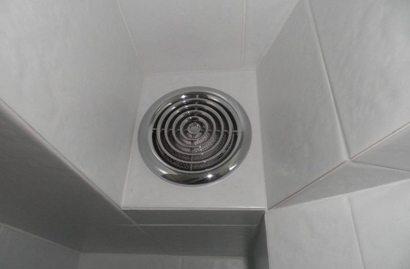 Ventilateur d'extraction dans les toilettes d'une maison en bois