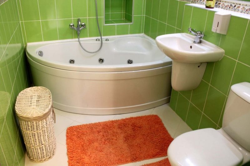 Наранџаста простирка на белом поду у малом купатилу