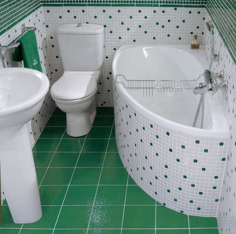 Gạch xanh trên sàn phòng tắm nhỏ