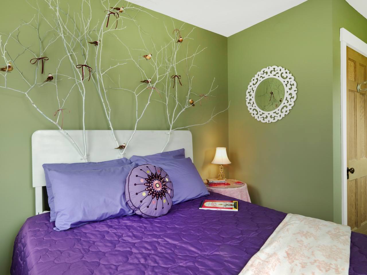 חדר שינה סגול עם ירוק