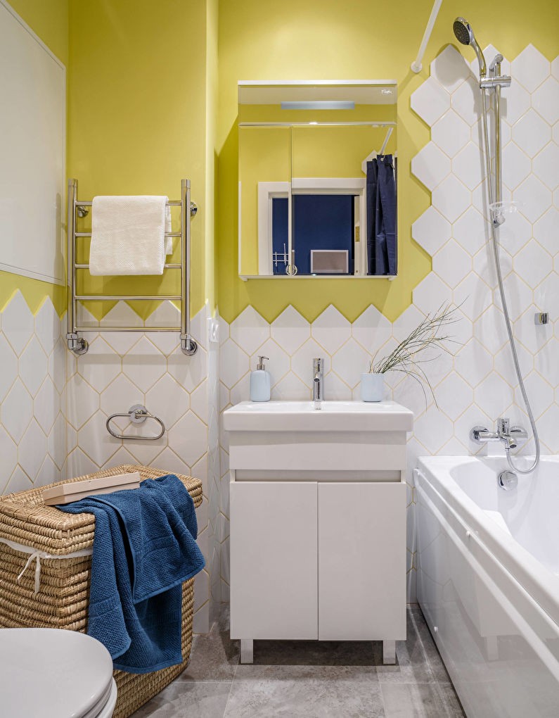 Жути зидови у белом поплочаном купатилу