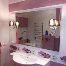 ارتفاع المرآة فوق بالوعة الحمام