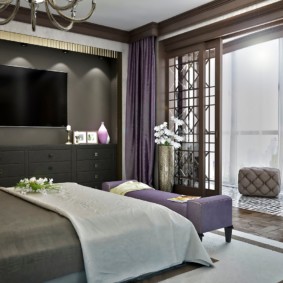 וילונות סגולים בחדר שינה בסגנון ארט דקו