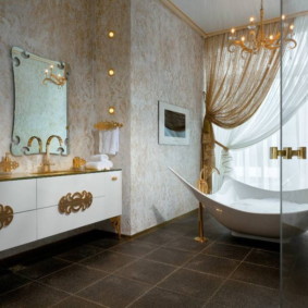 Salle de bain spacieuse avec plancher en céramique