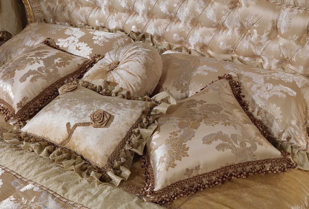 Yatakta Barok saten yastıklar