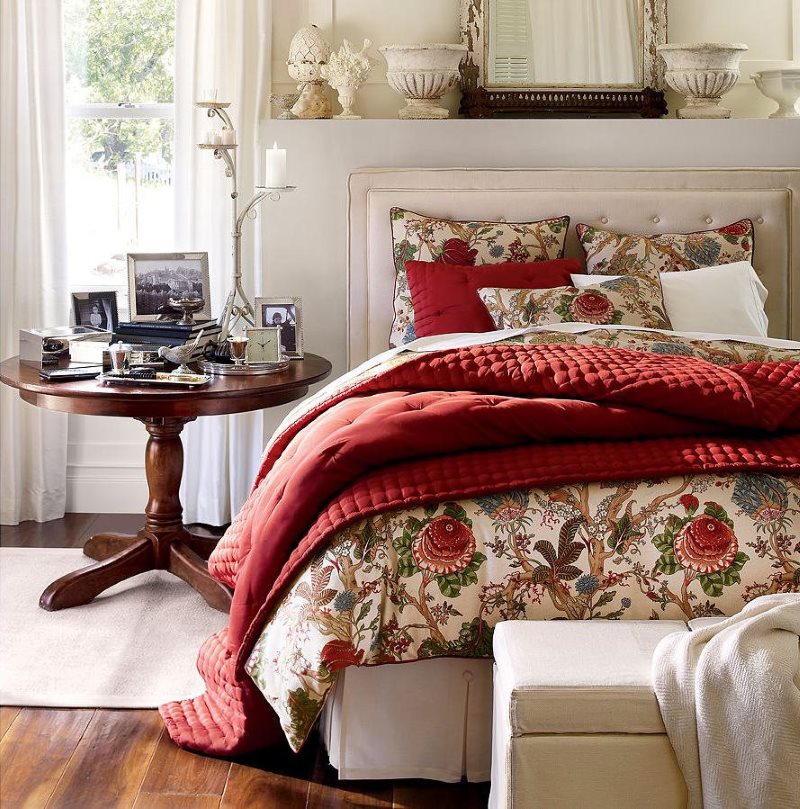 Giường gỗ với trải giường màu đỏ tía