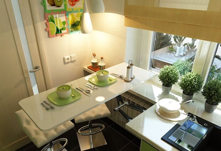 Mesa dobrável em uma cozinha muito pequena de um apartamento na cidade