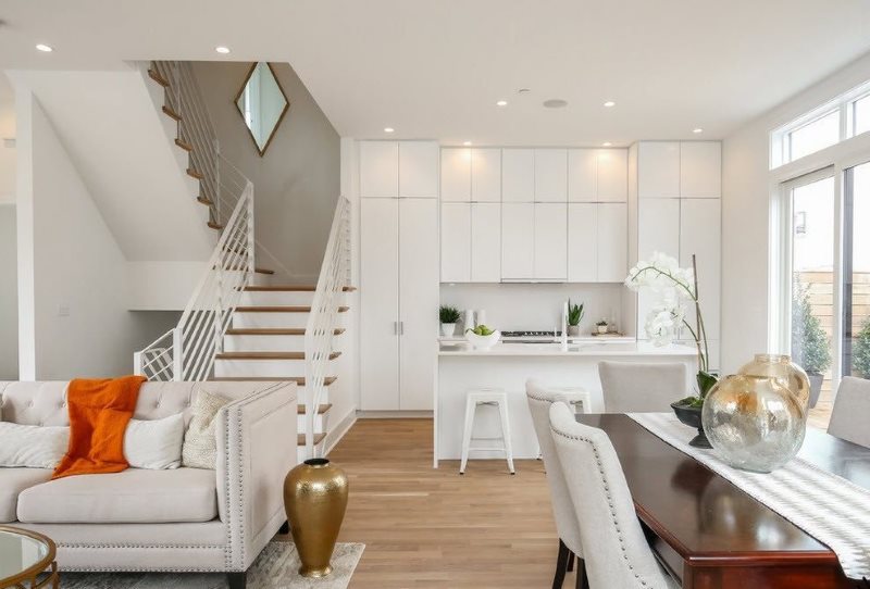 Özel bir evin ikinci katına merdiven ile mutfak-oturma odası