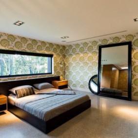 חדר שינה עם מיטה ליד החלון