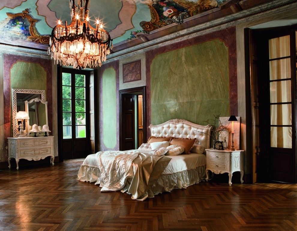 Geniş bir barok yatak odasında pahalı yatak