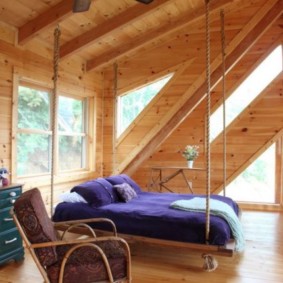 chambre à coucher en bois avec lit fenêtre