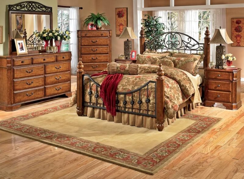 שטיח על רצפת העץ של חדר השינה