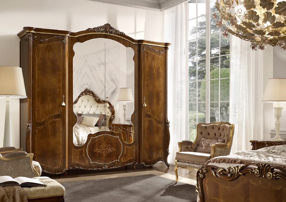 خزانة خشبية مع أبواب بمرآة