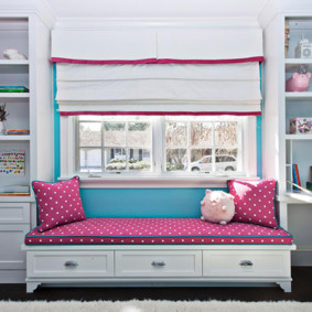 חדר השינה של הילדה עם מיטה ליד החלון