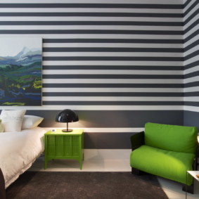 yatak odası tasarımı 12 metrekare çizgili duvar kağıdı