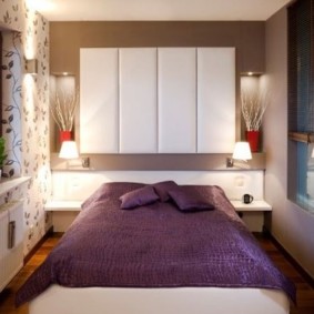 עיצוב חדרי שינה עם מיטה ליד החלון
