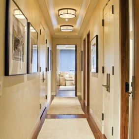 apartman fotoğraf tasarımında uzun koridor