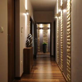 long couloir dans la photo intérieure de l'appartement
