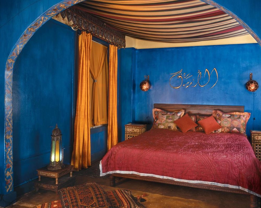 Murs de chambre bleus avec des textiles coûteux