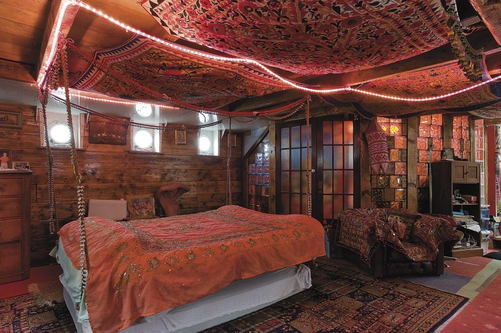Chambre de style indien avec des rideaux au plafond