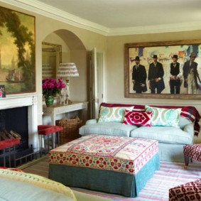 ديكور مع لوحات من غرفة المعيشة الداخلية