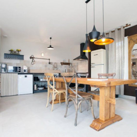 طاولة خشبية في غرفة الطعام والمطبخ الحديثة