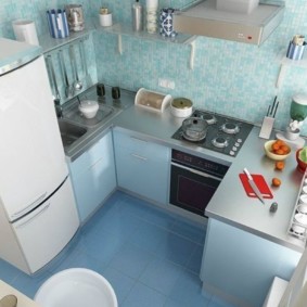Plancher bleu dans une petite cuisine